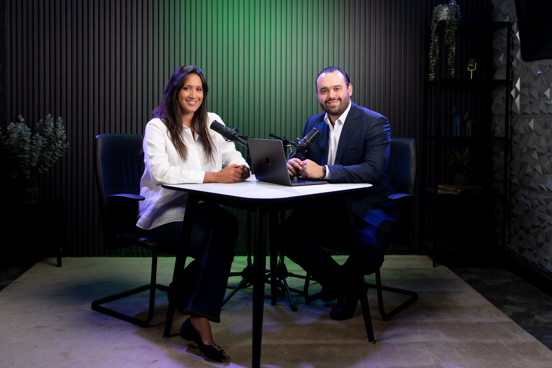 Lic. Ramón López Álvarez y Dra. Nicole Veras en el estudio de Hablemos de Fertilidad
